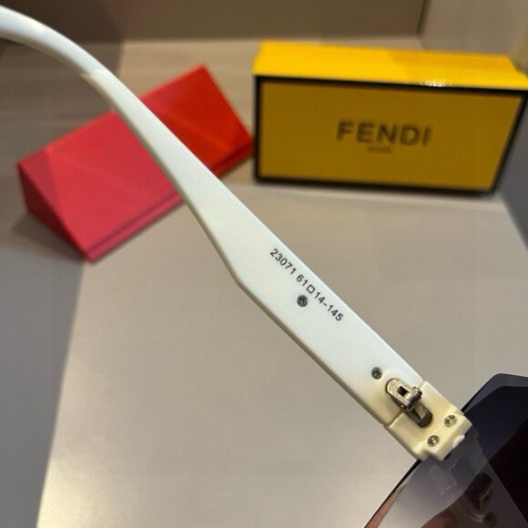 FENDI FF Logo Oversize Sunglasses - Picture 8 of 9